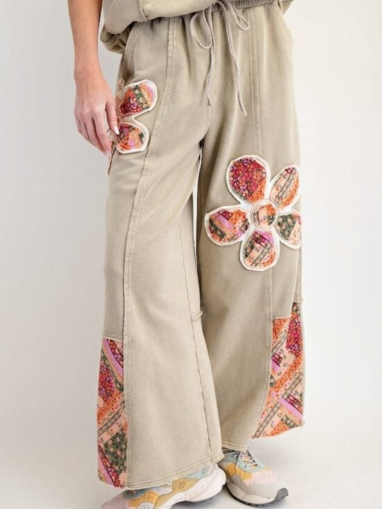 easel Pants - Easel Faded Flower Patch Mineral Washed Terry Knit Pants - Olive - Size Medium